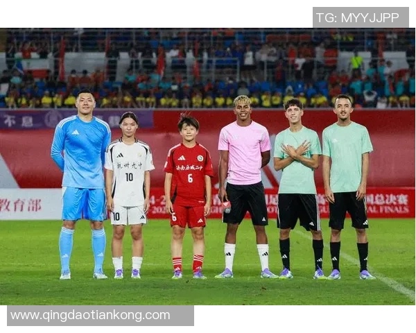 足球格雷格的传奇之路：从草根球员到世界舞台的闪耀明星